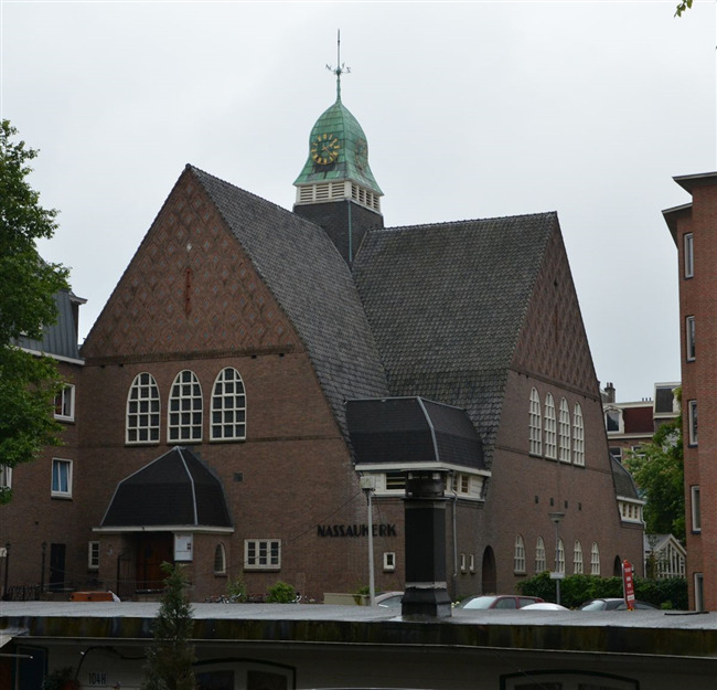 De kerk, gefotografeerd over het dak van een woonboot in de De Wittenkade.
              <br/>
              Richard Keijzer, 2014-06-19